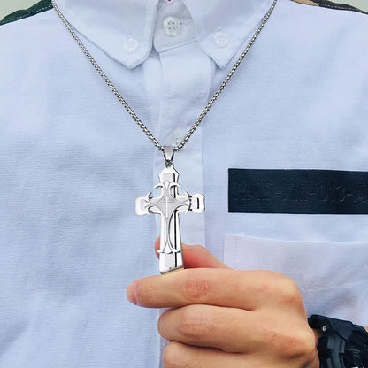 Collier homme, pendentif croix TRIPLE CROSS™ argent chemise bleue main