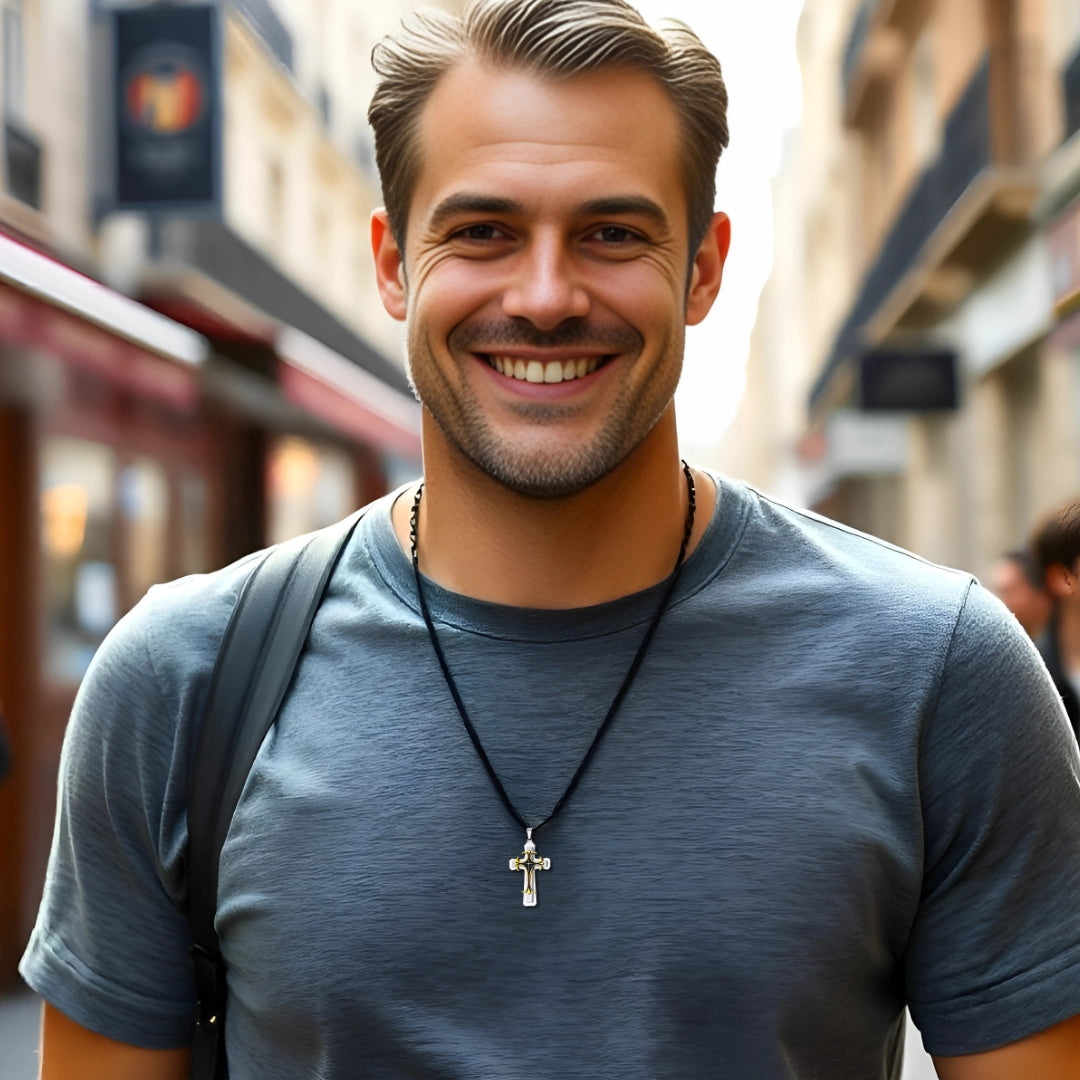 Collier homme, pendentif croix TRIPLE CROSS™tricolore t-shirt bleu sac 