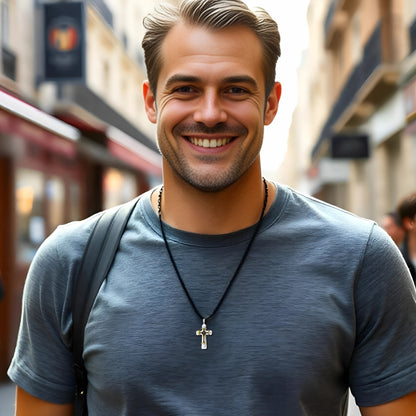 Collier homme, pendentif croix TRIPLE CROSS™tricolore t-shirt bleu sac 