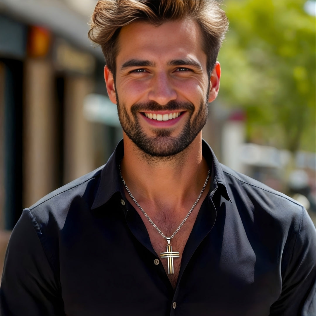 Collier homme pendentif croix "Trinité Moderne" bicolore chemise noire exterieur