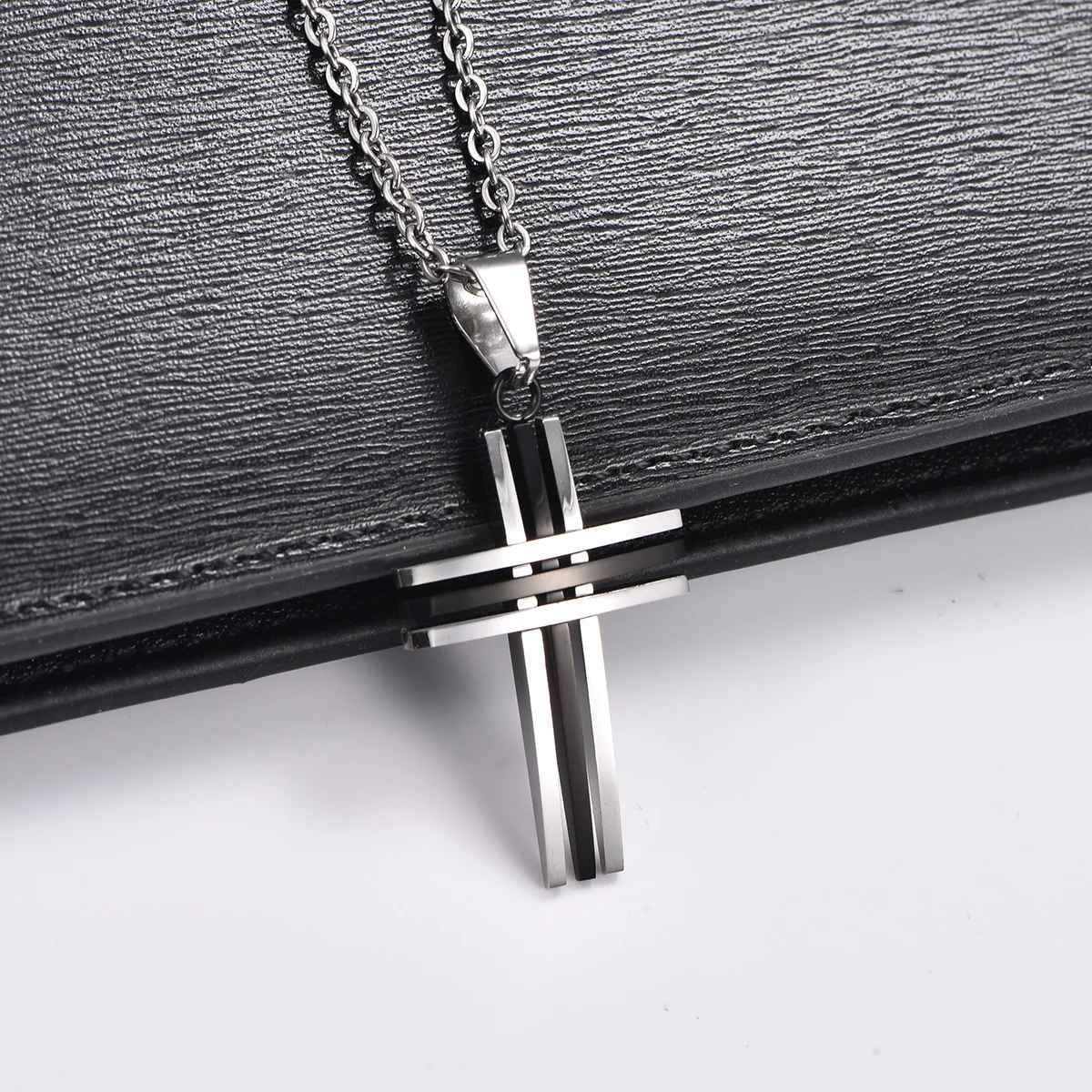 Collier homme pendentif croix "Trinité Moderne" variante argent noire bicolore
