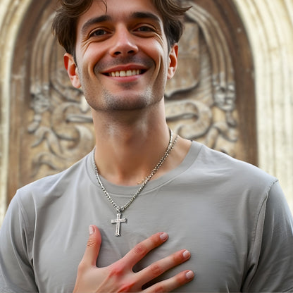 Collier homme, pendentif croix VERSECROSS argent t-shirt gris