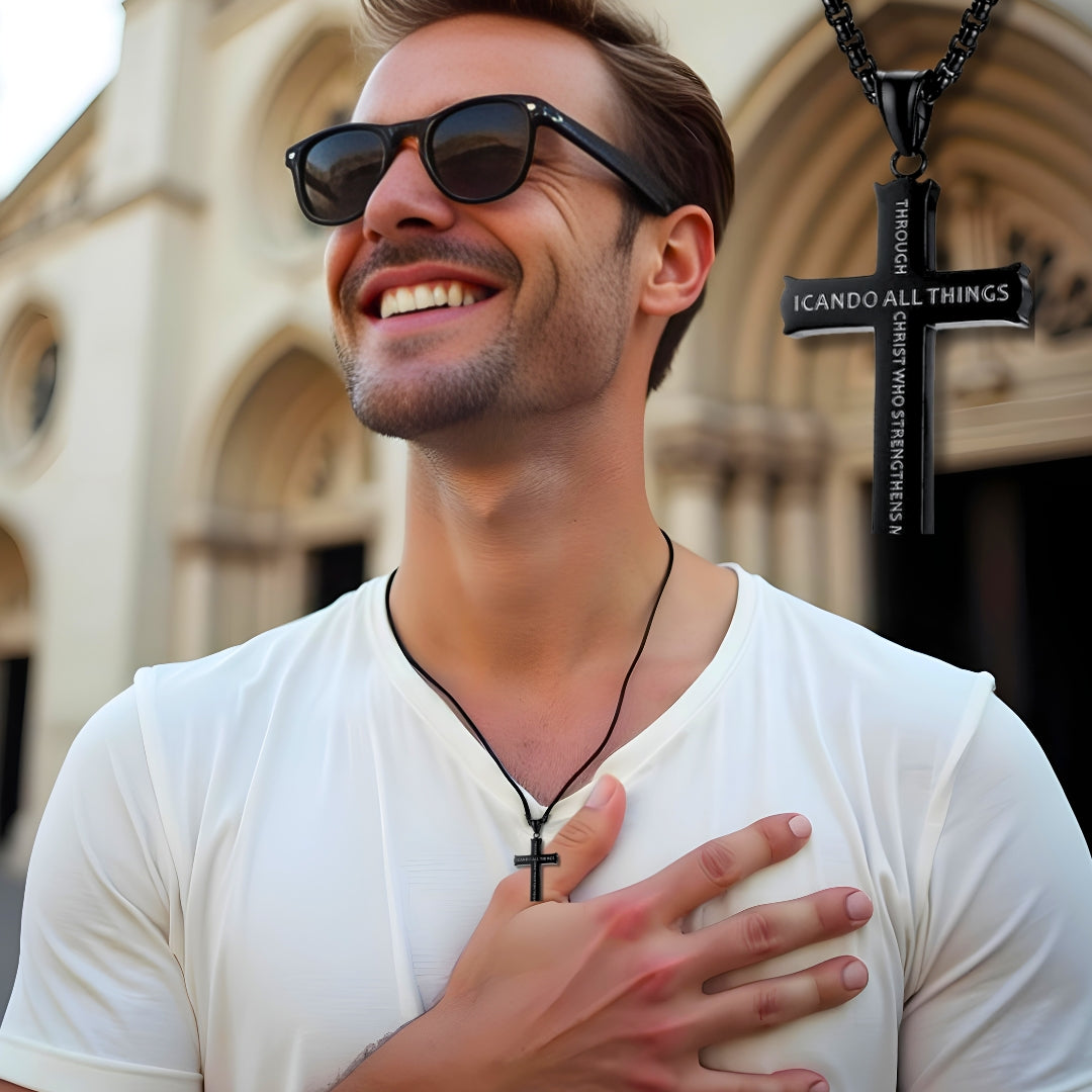 Collier homme, pendentif croix VERSECROSS noire t-shirt noir, lunettes noires