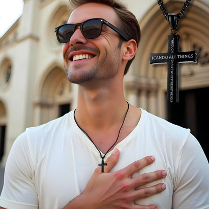 Collier homme, pendentif croix VERSECROSS noire t-shirt noir, lunettes noires