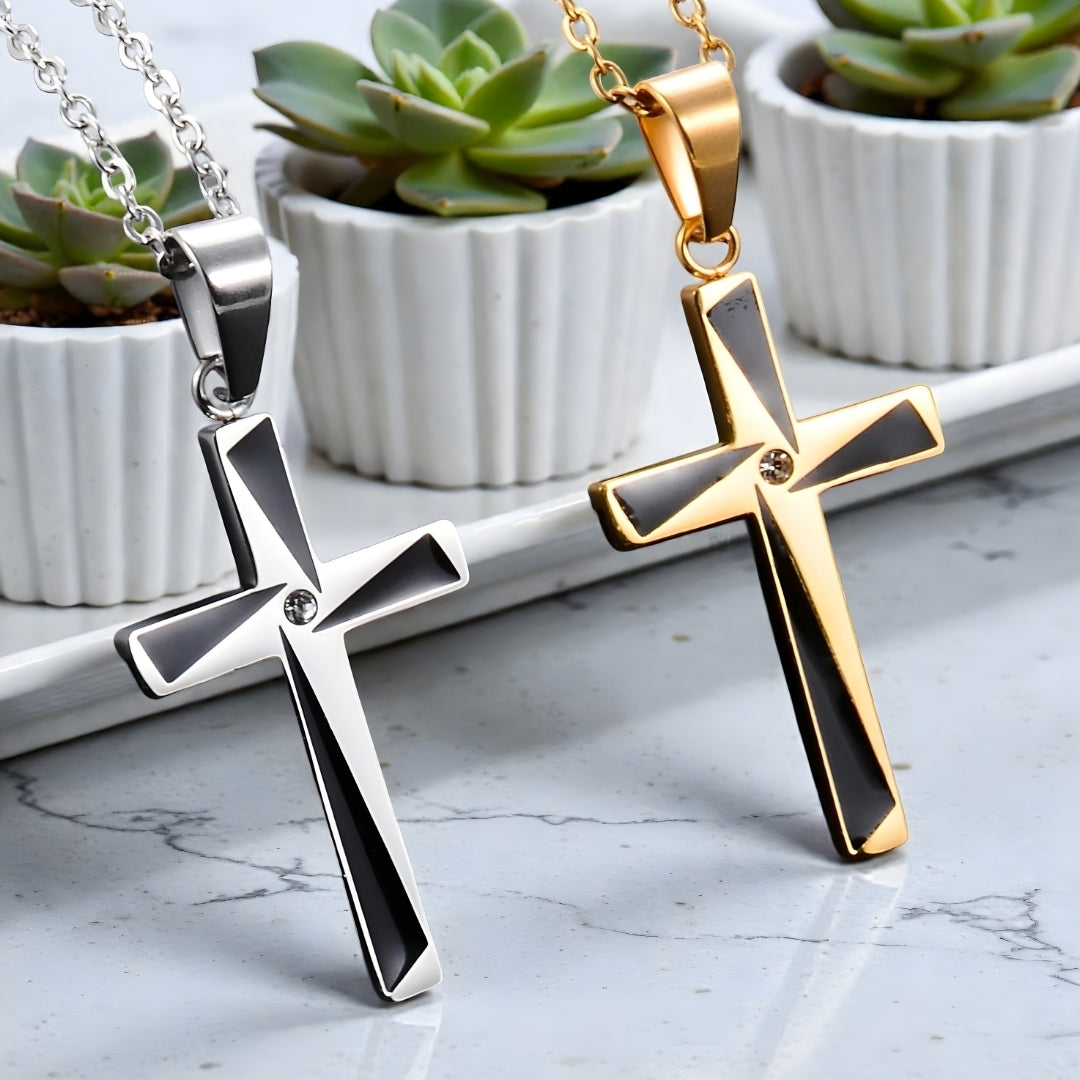 Collier homme, pendentif croix "X-Factor" argent dore table marbre plantes