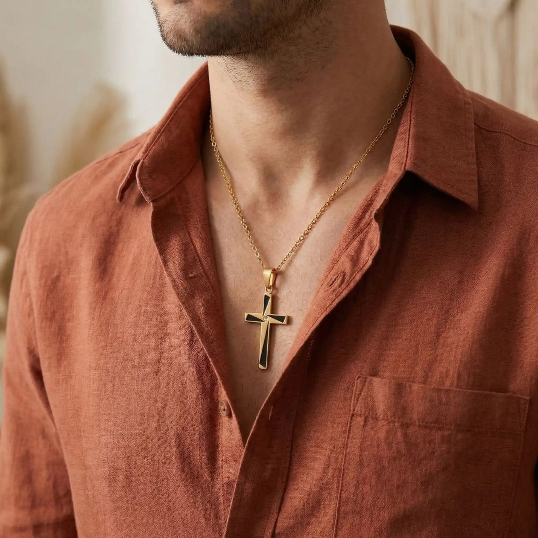 Collier homme, pendentif croix "X-Factor" dore chemise saumon 