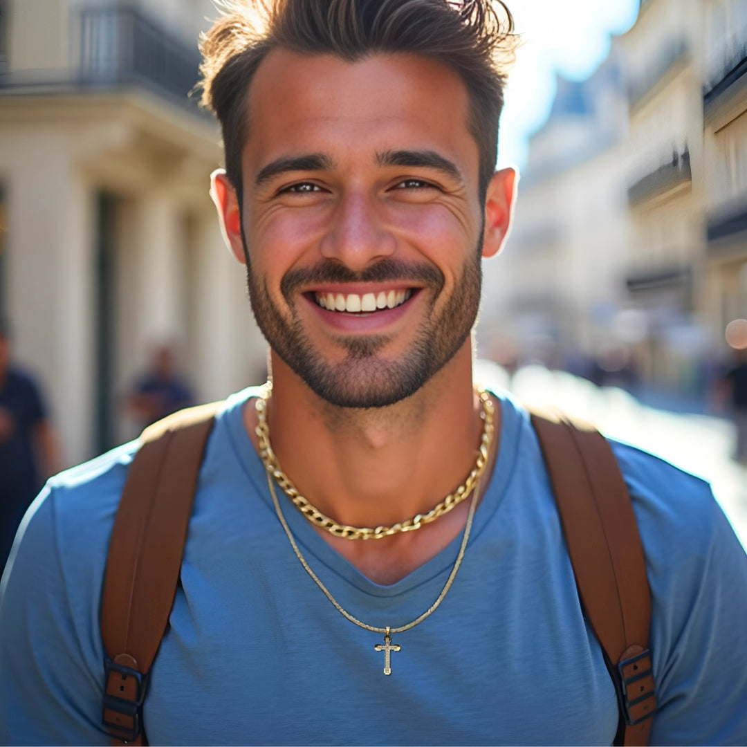 Collier homme, pendentif croix ZIRCOCROSS III doree t-shirt bleu