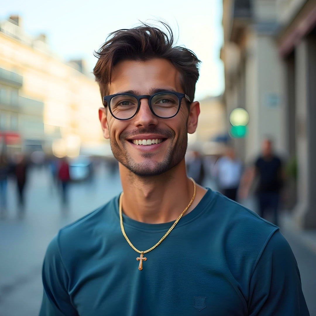 Collier homme, pendentif croix ZIRCOCROSS II ™ doree t-shirt bleu lunette 