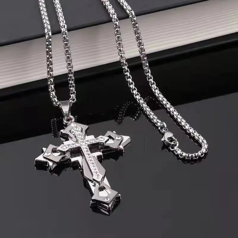 Collier homme, pendentif croix ZIRCO CROSS t-shirt blanc table noire brillante