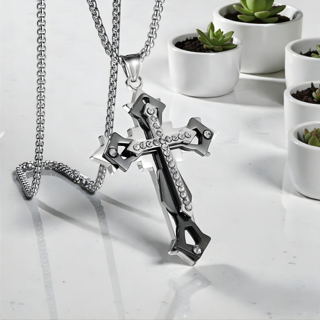 Collier homme, pendentif croix ZIRCO CROSS™ variantes table marbre