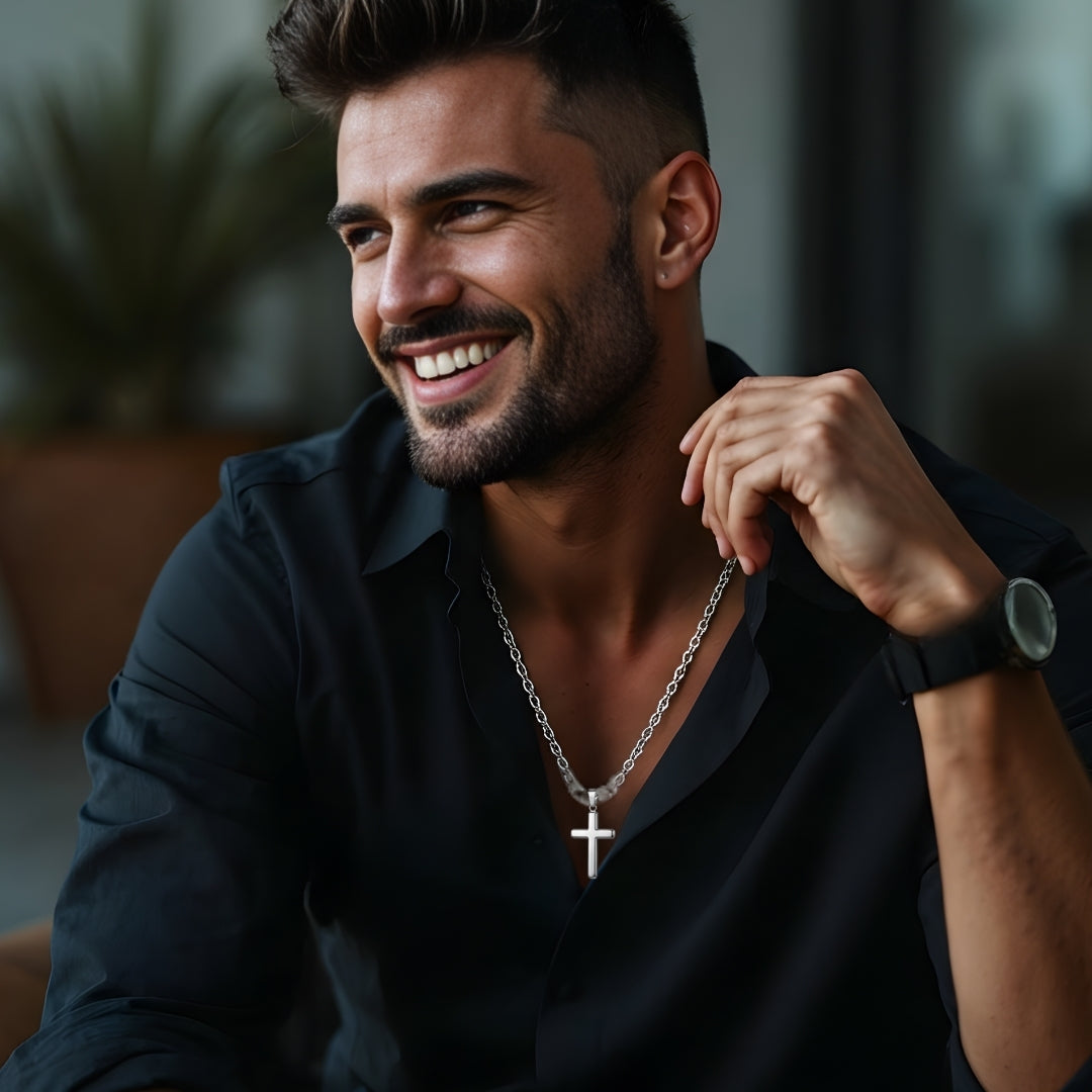 Collier homme pendentif croix classique Latine argent chemise noir homme élégant