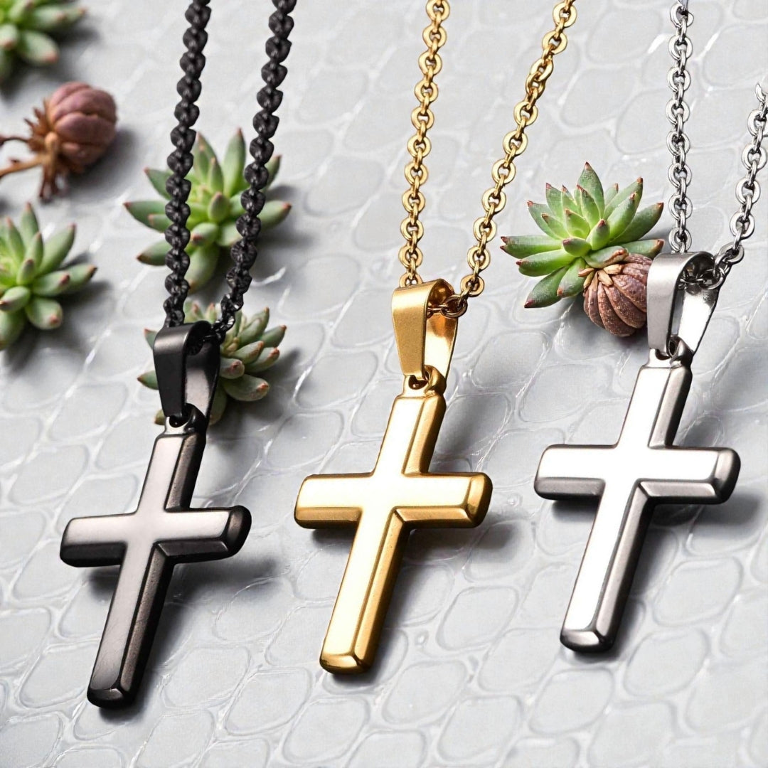 Collier homme pendentif croix classique Latine presentation trois couleurs table design plantes