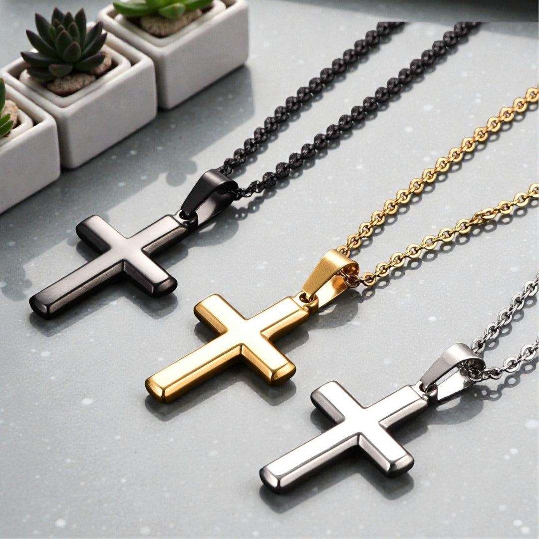 Collier homme pendentif croix classique Latine presentation trois couleurs table marbre