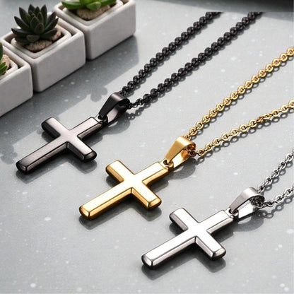 Collier homme pendentif croix classique Latine presentation trois couleurs table marbre