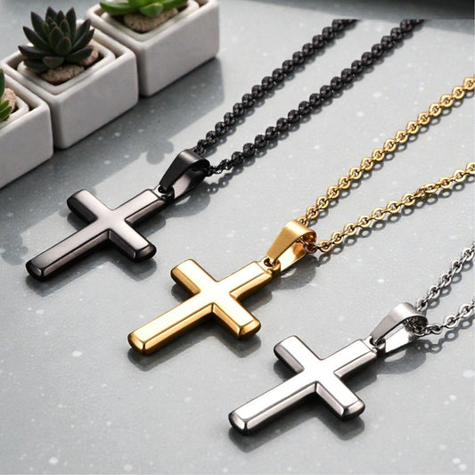 Collier homme pendentif croix classique Latine presentation trois couleurs table marbre