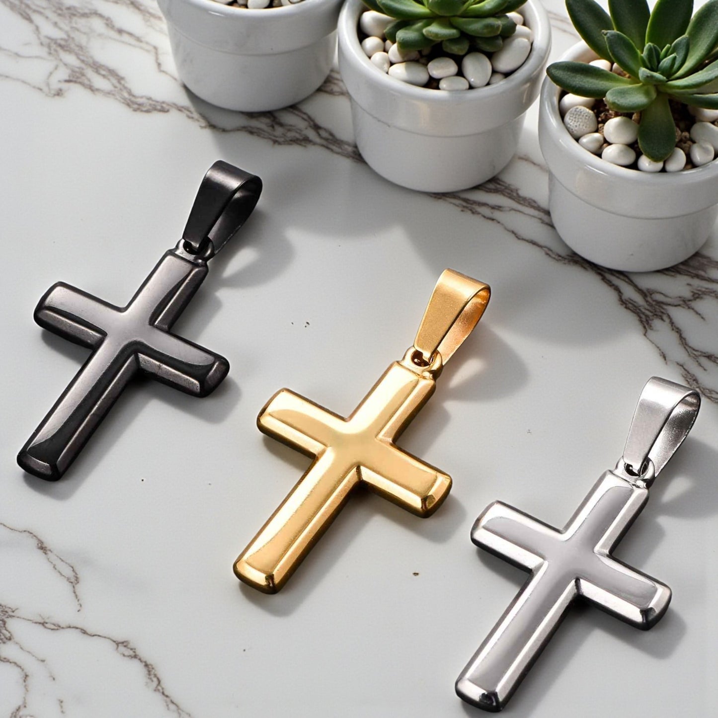 Collier homme pendentif croix classique Latine presentation variantes trois couleurs plantes