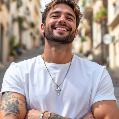 Collier homme, pendentif croix crucifix "Héritage Moderne" argent t-shirt blanc rue