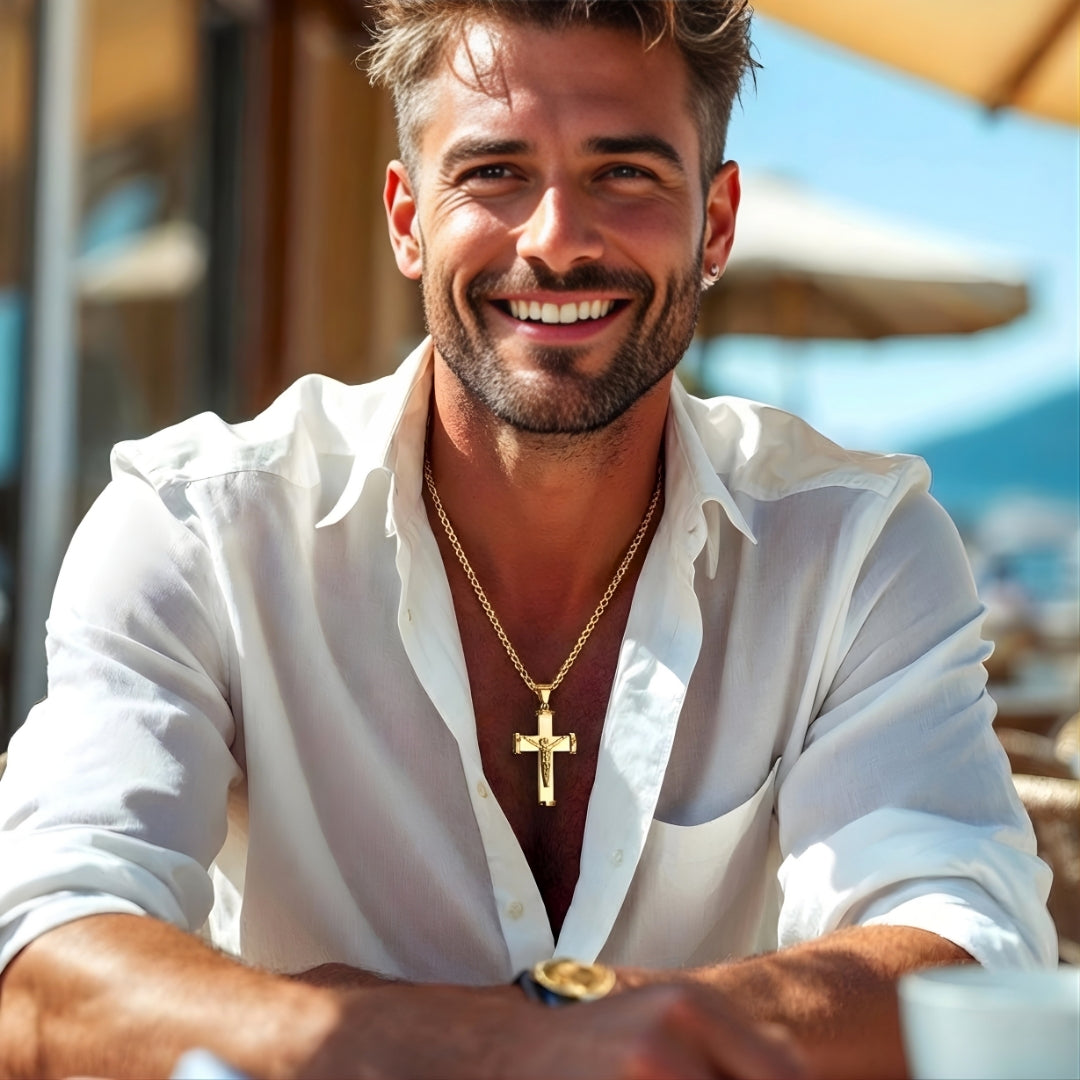 Collier homme, pendentif croix crucifix "Héritage Moderne" dore chemise blanche belle jouree