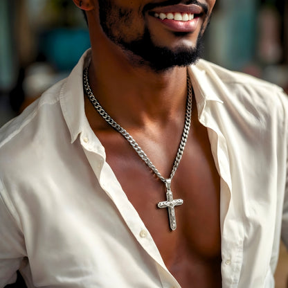 Collier homme, pendentif croix crucifix argent chemise blanche homme noir