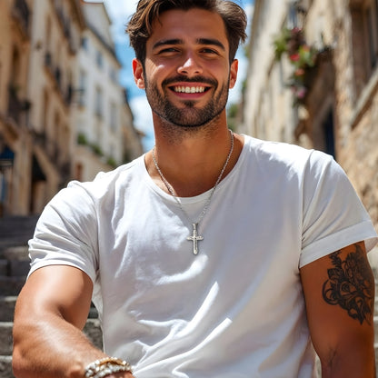 Collier homme, pendentif croix crucifix argent t-shirt blanc
