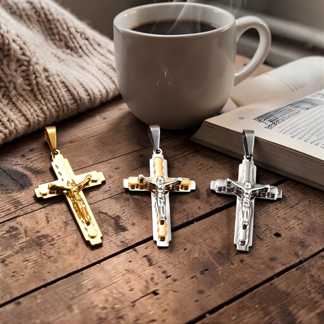 Collier homme, pendentif croix crucifix variantes table vieux bois