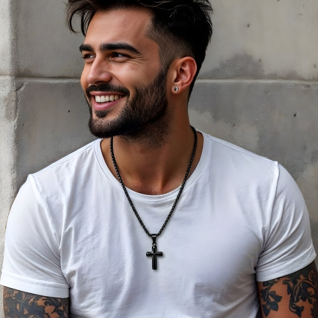 Collier homme pendentif croix "double couche" noire t shirt blanc mur ciment