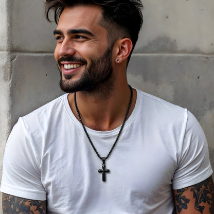 Collier homme pendentif croix "double couche" noire t shirt blanc mur ciment