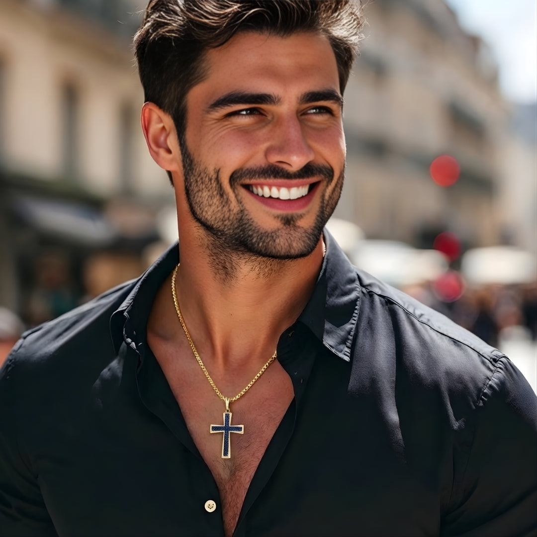 Collier homme, pendentif croix en zircon "Héritage Pavé" bleue chemise noire