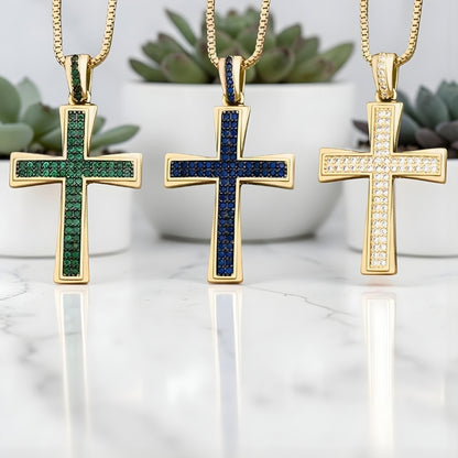 Collier homme, pendentif croix en zircon "Héritage Pavé" trois variantes verte bleue dore table marbre