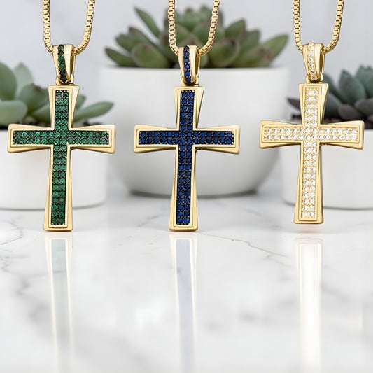 Collier homme, pendentif croix en zircon "Héritage Pavé" trois variantes verte bleue dore table marbre