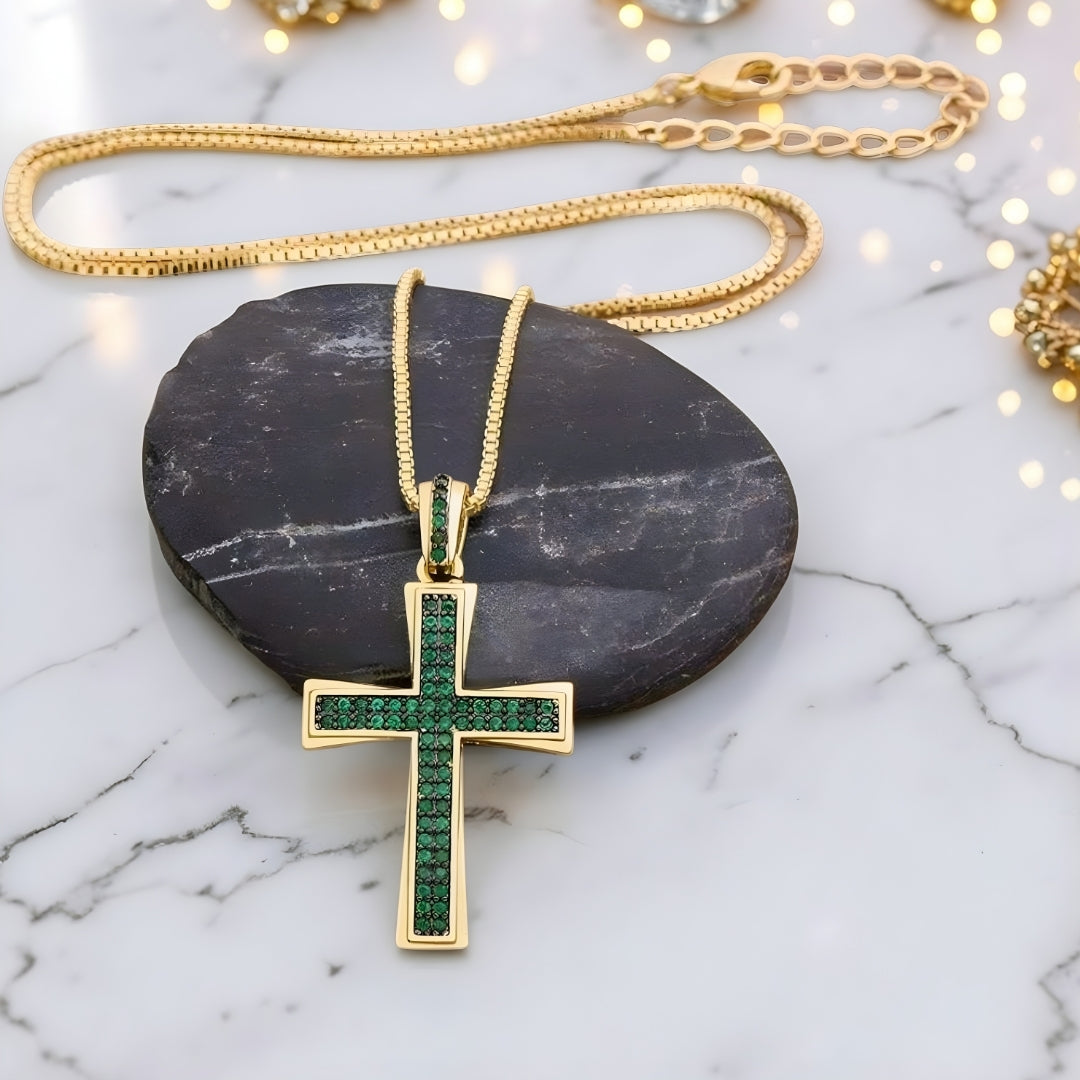 Collier homme, pendentif croix en zircon "Héritage Pavé" verte presentation rocher gris