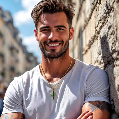 Collier homme, pendentif croix en zircon "Héritage Pavé" verte t shirt blanc