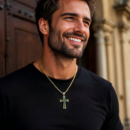 Collier homme, pendentif croix en zircon "Héritage Pavé" verte t shirt noir egise