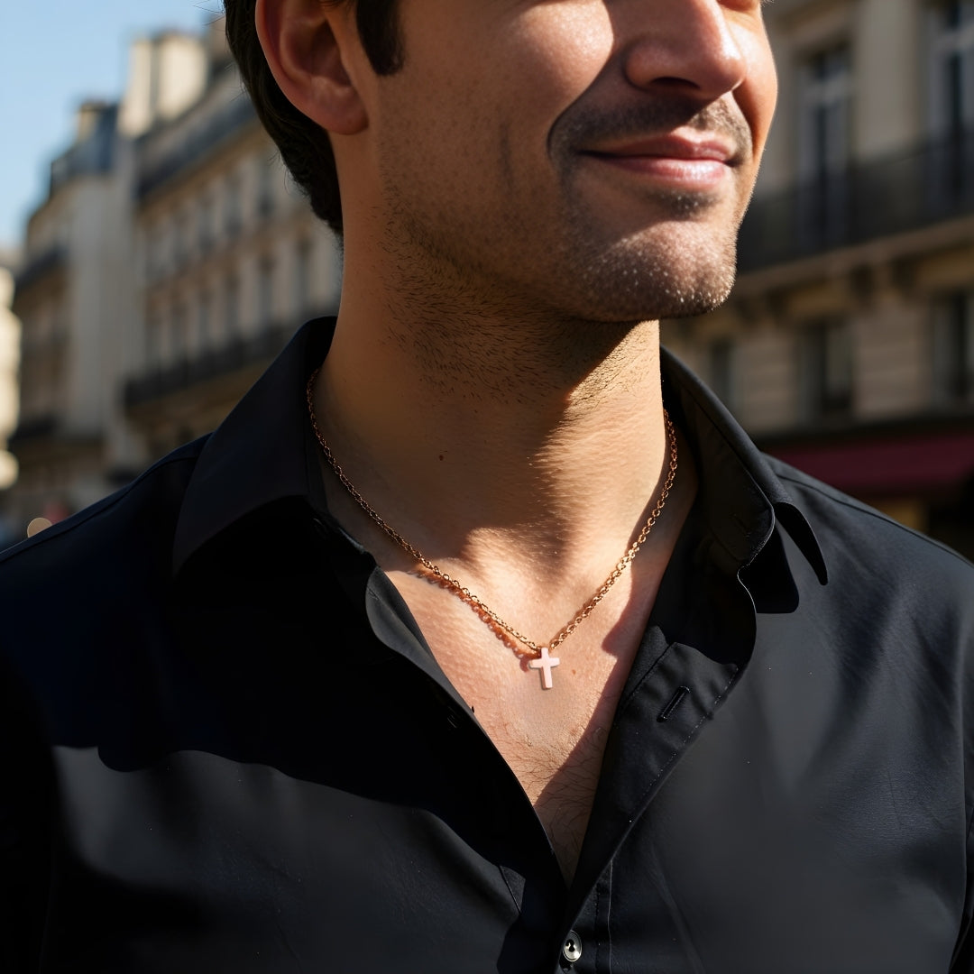 Collier homme, pendentif croix miniature "L'Urban Cross chemise noie homme elegant