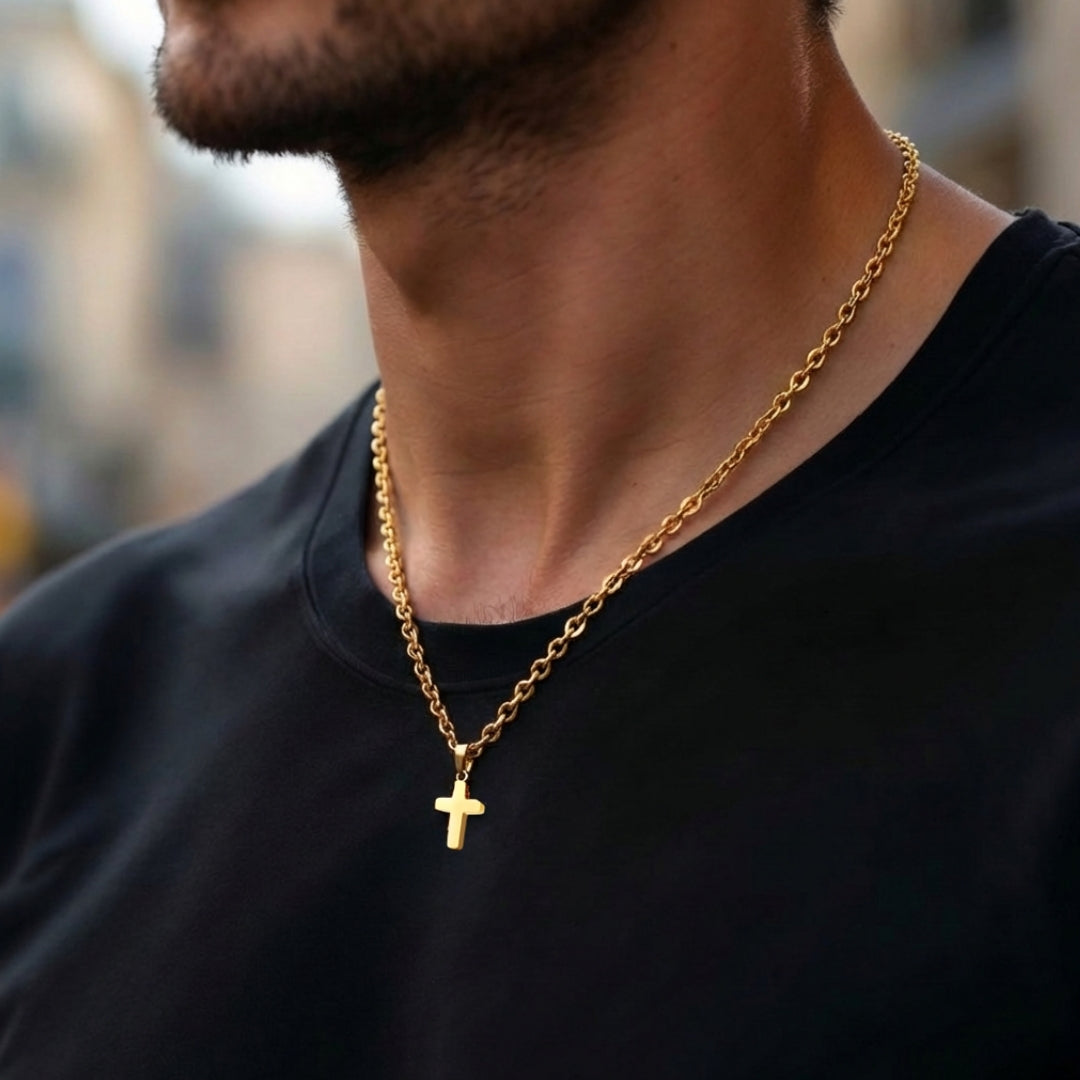 Collier homme, pendentif croix miniature "L'Urban Cross dore t shirt noir 
