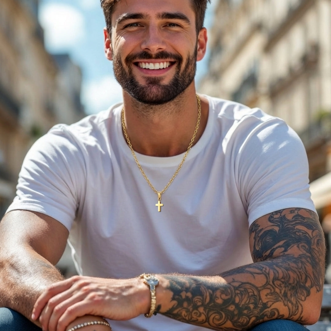 Collier homme, pendentif croix miniature "L'Urban Cross t shirt blanc