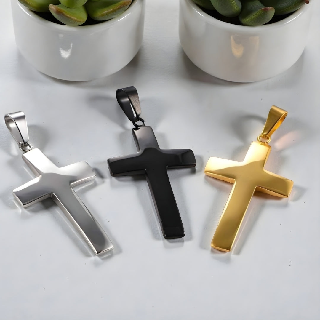 Collier homme pendentif croix minimaliste dore argent noire table blanche