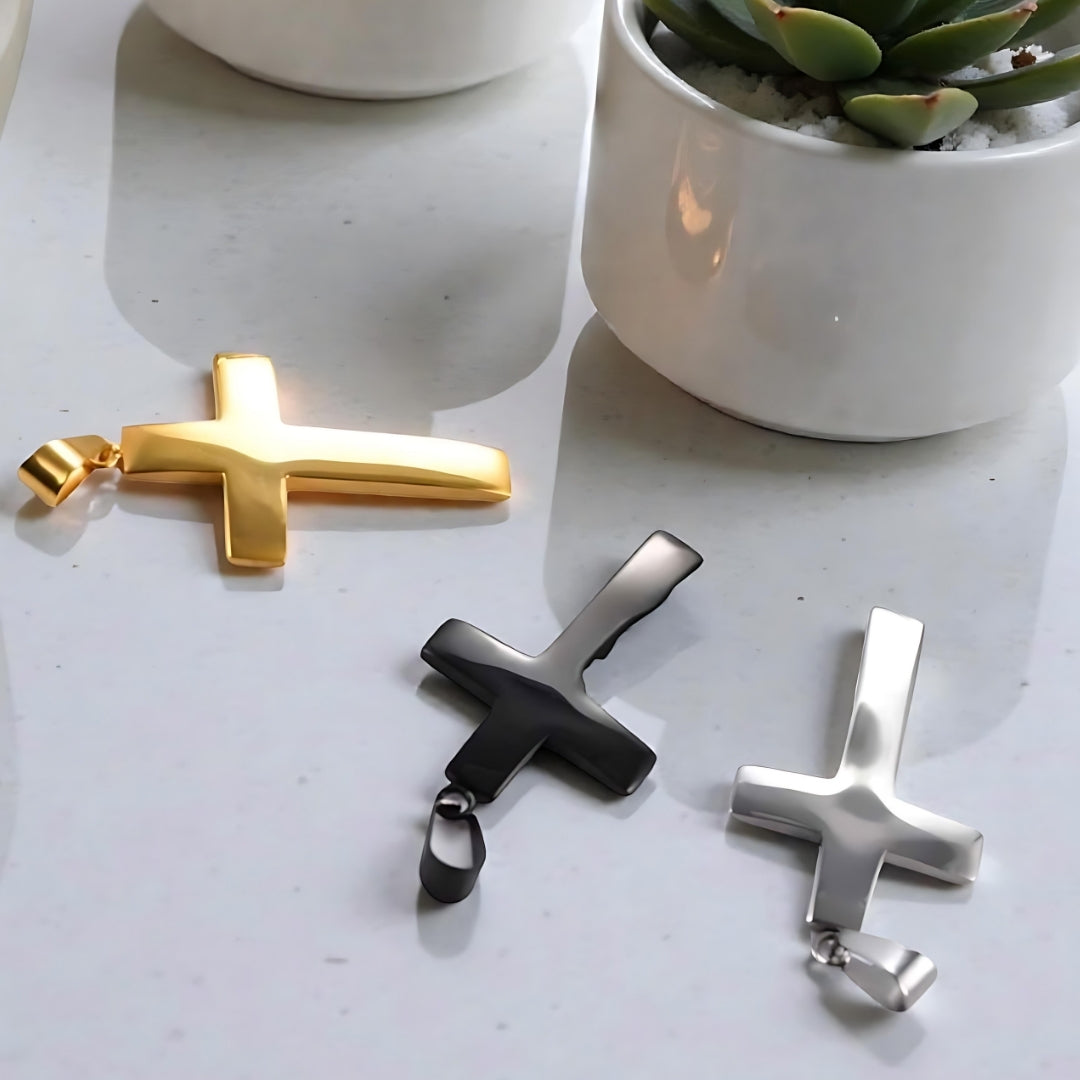 Collier homme pendentif croix minimaliste dore argent noire table blanche plantes