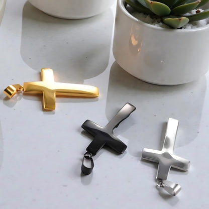 Collier homme pendentif croix minimaliste dore argent noire table blanche plantes