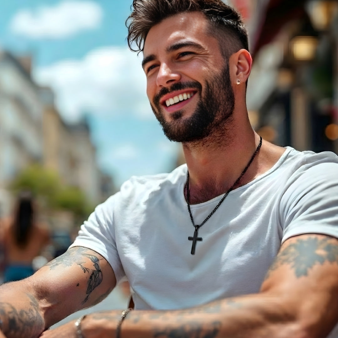 Collier homme pendentif croix minimaliste noire  t shirt blanc rue
