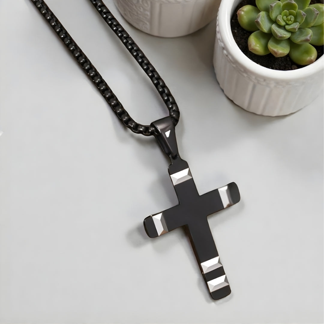 Collier homme, pendentif croix noire CLASSYCROSS™table marbre plantes