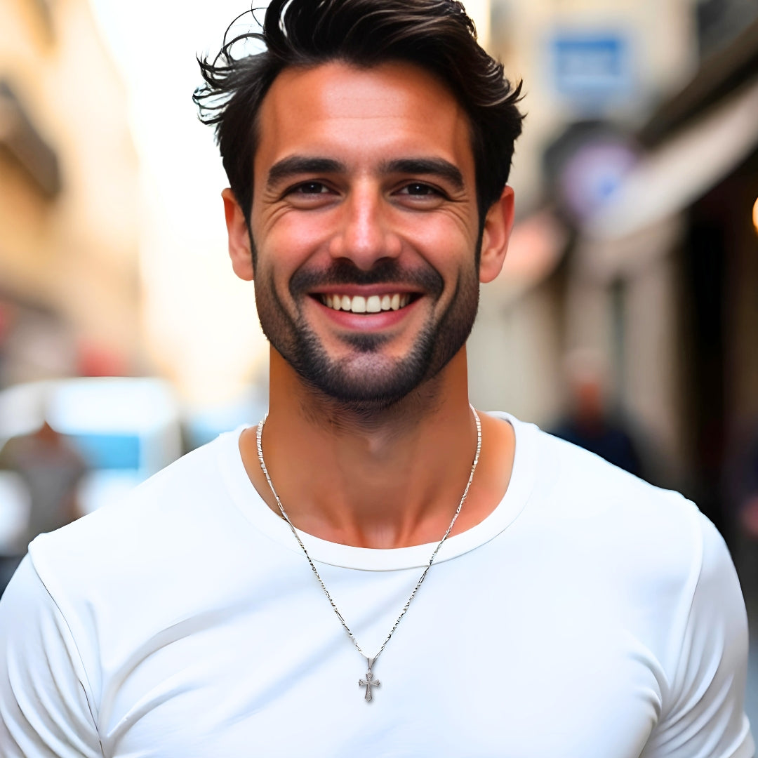 Collier homme, pendentif petite croix MINICROIX™ argentee t-shirt blanc rue
