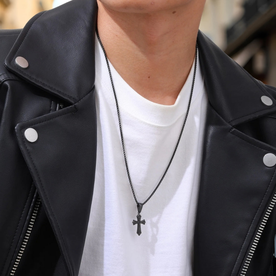 Collier homme, pendentif petite croix MINICROIX™ noire blouson cuir noir cou