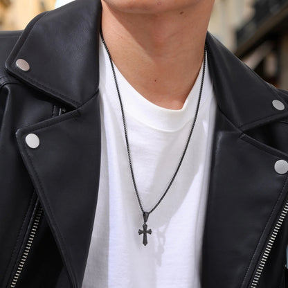 Collier homme, pendentif petite croix MINICROIX™ noire blouson cuir noir cou