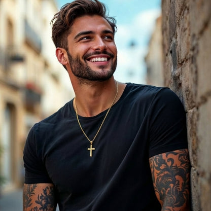 Collier hommependentif La Croix LHéritage DORe t-shirt noir