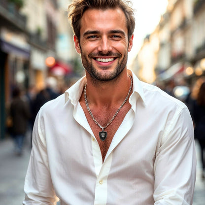 Collier hommes, pendentif BOUCLIER LION II™ chemise blanche ouverte rue