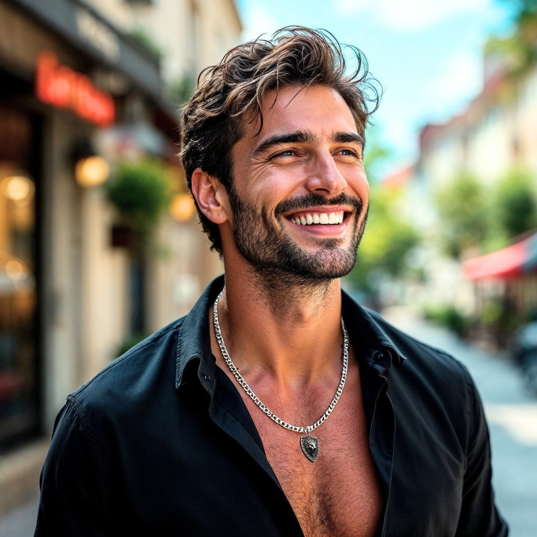 Collier hommes, pendentif BOUCLIER LION II™  chemise noire ouverte homme elegant
