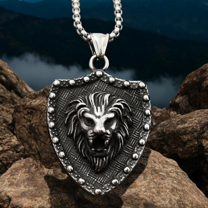 Collier hommes, pendentif BOUCLIER LION II™  presentation details presentif rochers 