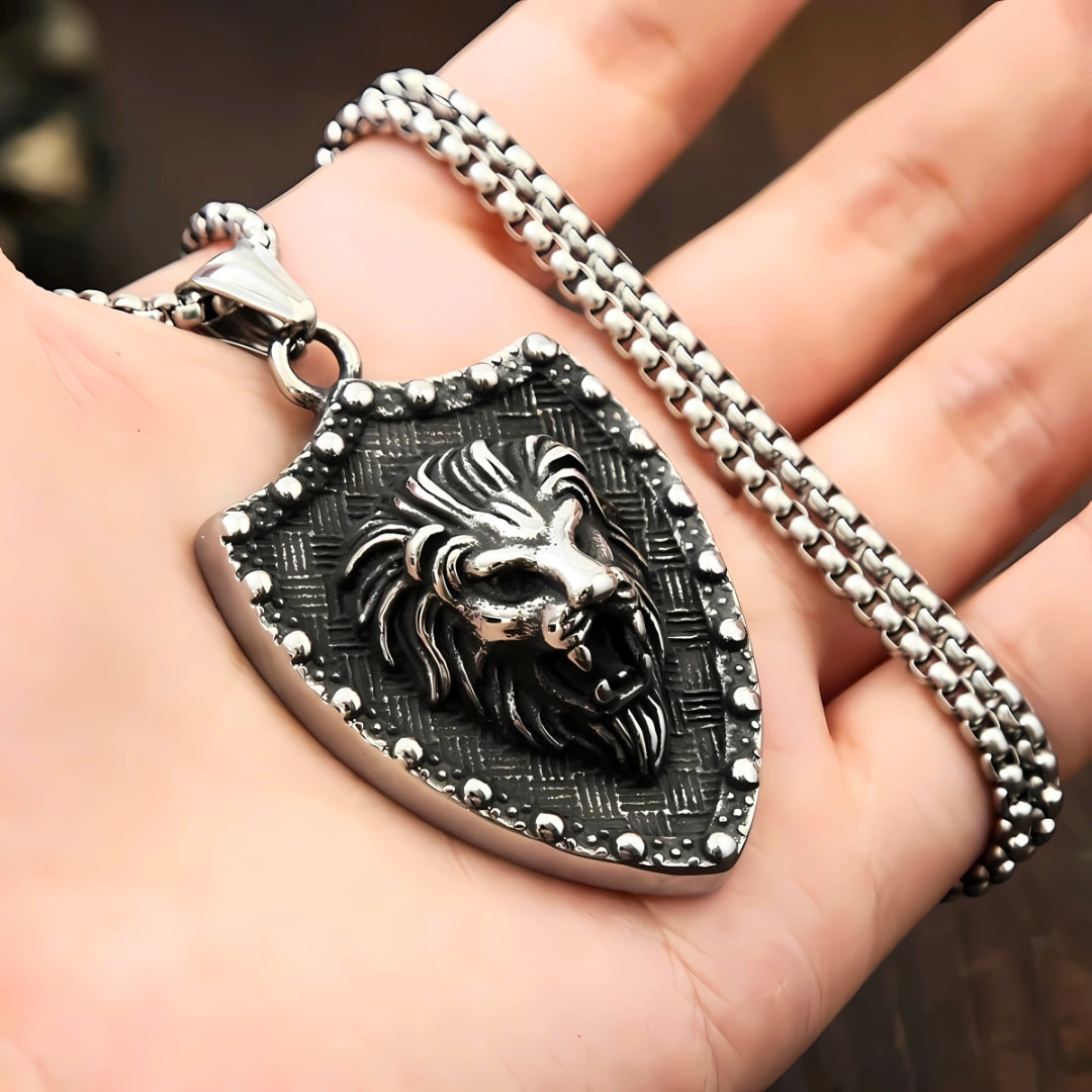 Collier hommes, pendentif BOUCLIER LION II™ presentation main 