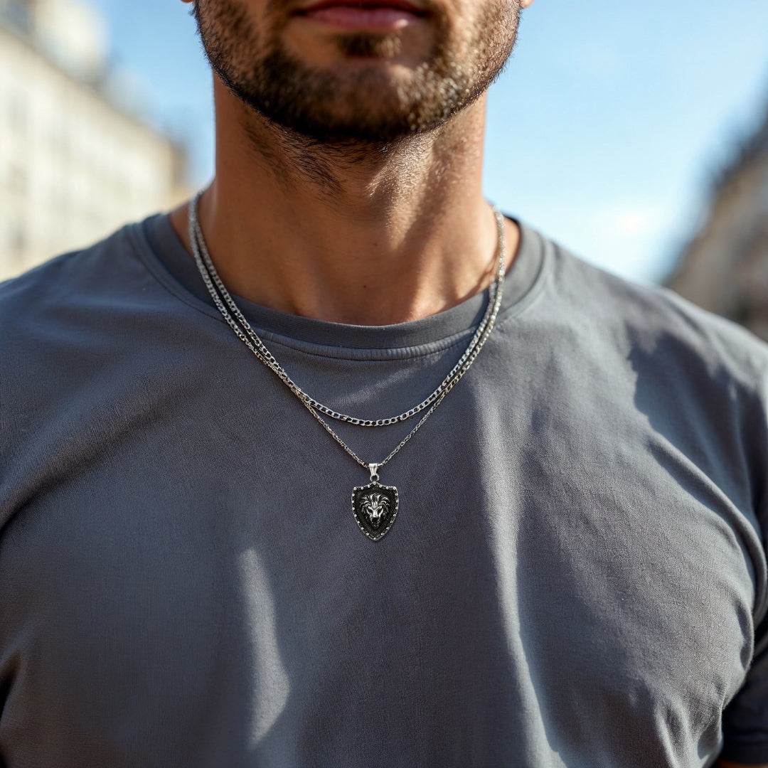 Collier hommes, pendentif BOUCLIER LION II™  t-shirt gris chaine